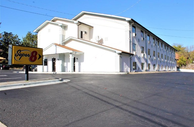 Super 8 by Wyndham Greensboro/Coliseum/Conv.