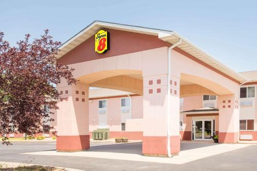 Super 8 by Wyndham Iola KS