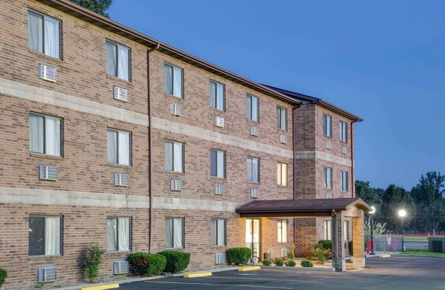 Super 8 by Wyndham Kennett