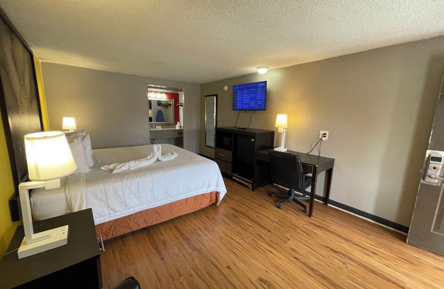 Super 8 by Wyndham Monroe