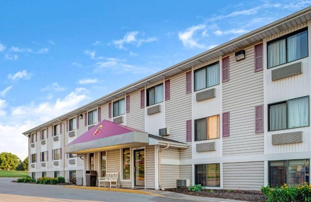 Super 8 by Wyndham Omaha I-80 West