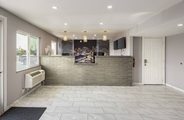 Super 8 by Wyndham Phoenix West