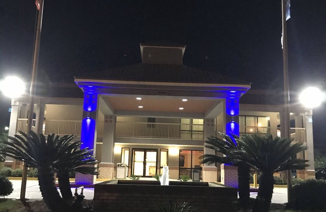 Super 8 by Wyndham Slidell