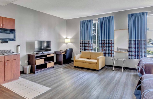 Super 8 by Wyndham Smithfield/Selma