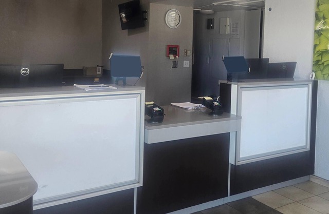 Super 8 by Wyndham Tracy