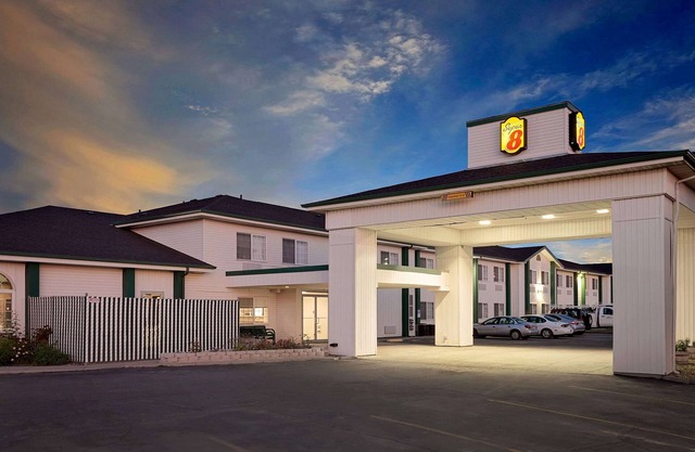 Super 8 by Wyndham Battle Mountain