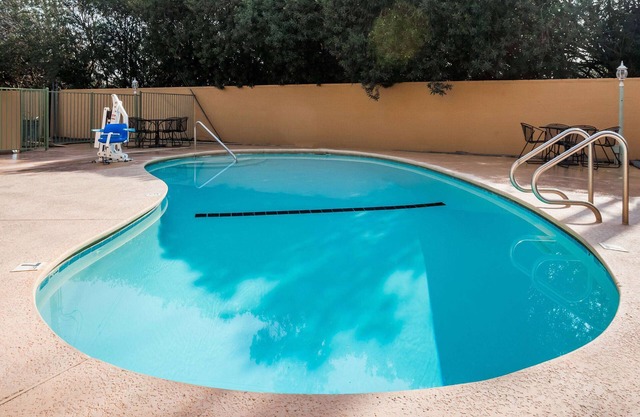 Super 8 by Wyndham Visalia