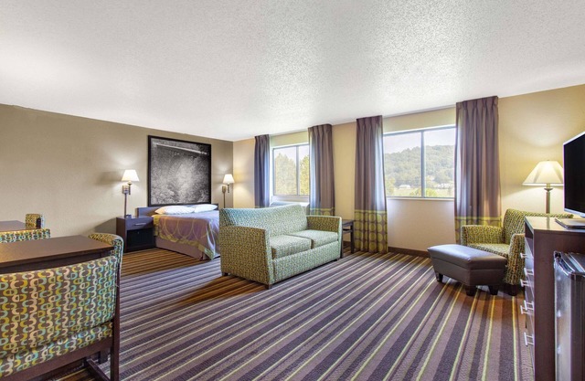 Super 8 by Wyndham Weston WV