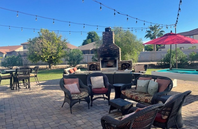 Super Bowl Painted Field, Hot Tub, 5 Minutes from Stadium, 1-Acre Lot