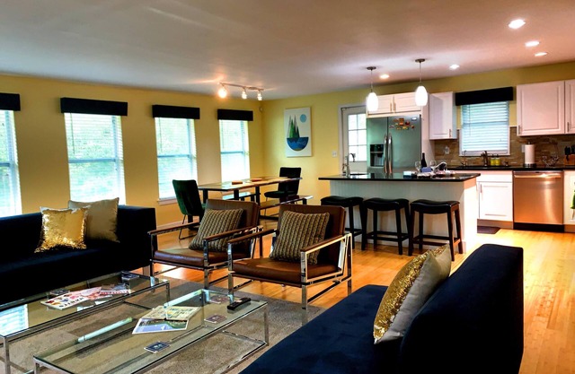 *SUPER CLEAN*Luxurious*Spacious*Open Plan*Great Amenities*Short Walk to ND!