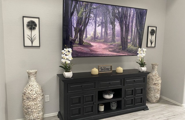 Super close to all the fun, short walk to Westgate Entertainment District.