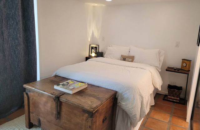 Super Cute Guest Apartment with Private Entrance, Yard and Mountain Views.