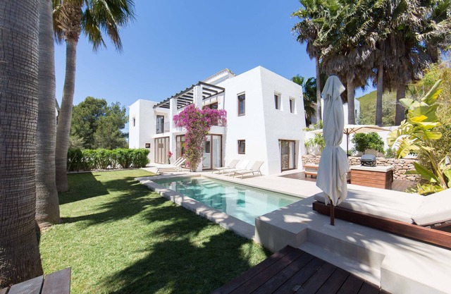 Super luxury, spacious modern villa ideal for families, walk to beach and town.