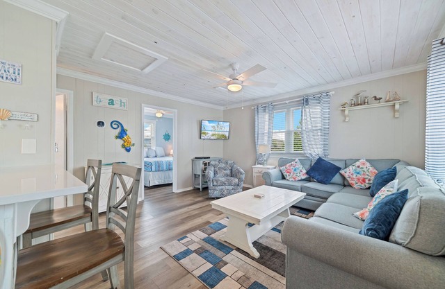 Super Nice Quiet Beach Cottage, Pvt Parking, WiFi, Cozy, Spotless, Comfortable.