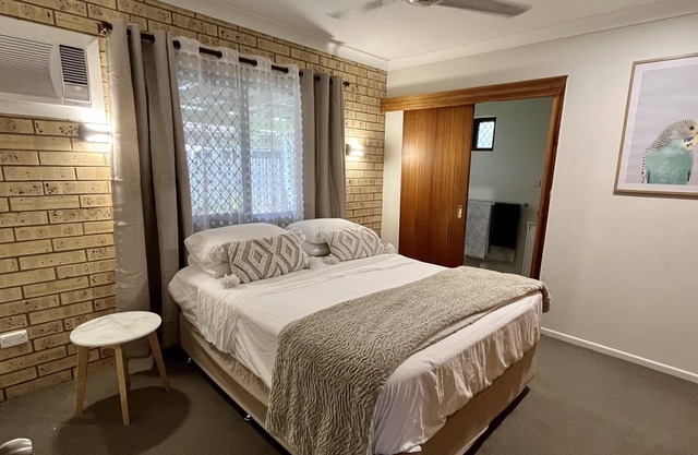 Super-quiet home in cul-de-sac close to Uni, Hospital, Barracks and shopping.