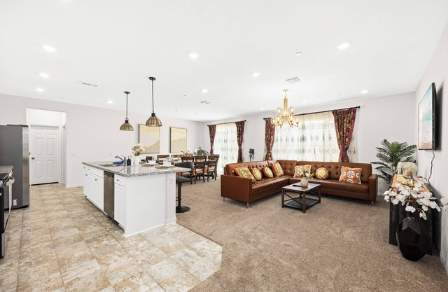 Superb 6BD/4BA villa in Riverside with WiFi, King Beds Large space, clean new