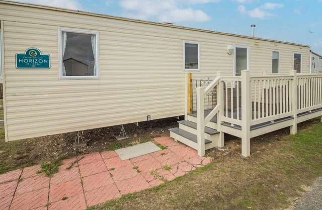 Superb 8 berth caravan to hire at Kessingland Holiday Park, Suffolk ref 90090S