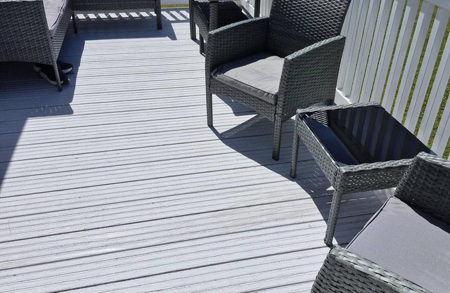 Superb 8 berth caravan with decking at Kessingland Beach ref 90018BV