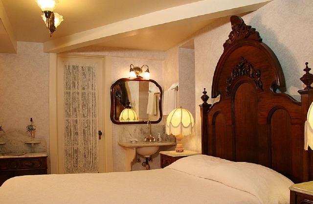 Superb ocean view/1860 5pc Renaissance Revival KINGBED set/rocker/settee/shower