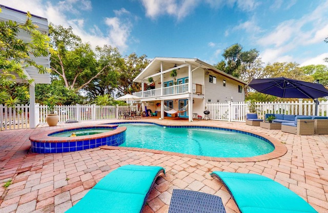 Superb renovated Florida home with pool, kitchen, & balcony