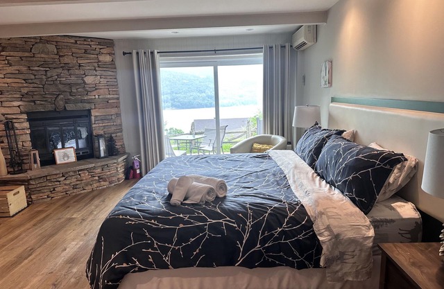 Superb suite with magnificent lake and mountain views