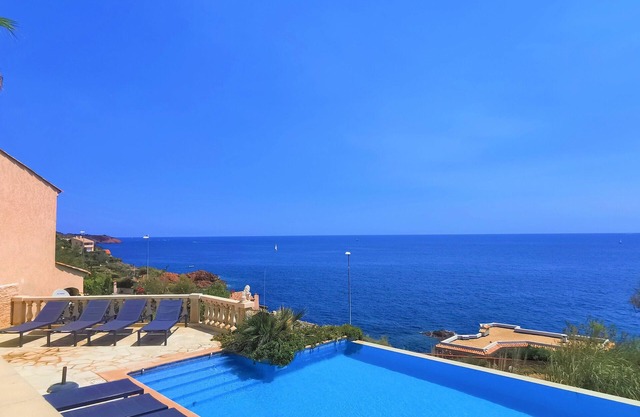 Superb villa with sea view, heated swimming pool, sandy beach 200 m away