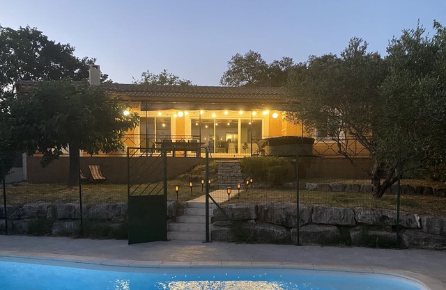 Superb Villa with view, swimming pool, jacuzzi in the Gard, between Camargue and Cévennes