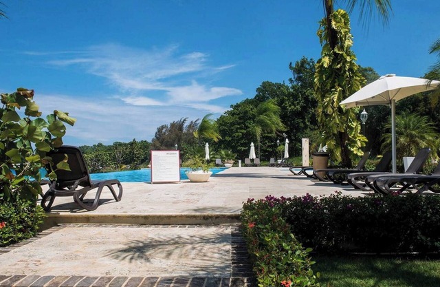 Sur la plage de sable, pénard, avec une bierre et une meuf