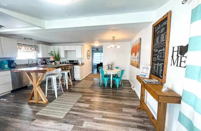 Surf Cottage - One Block from Beach!