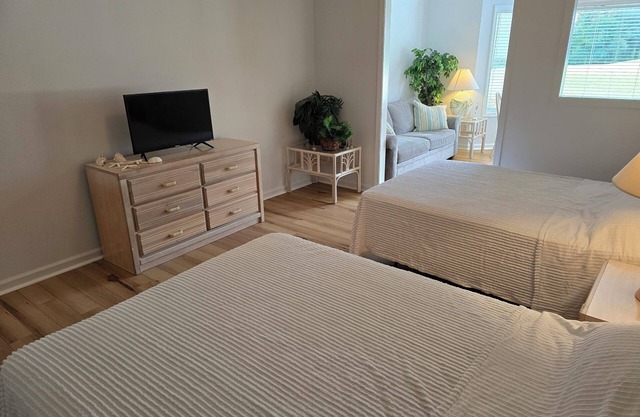 Surf & Turf 😎🏖️🏌️⛳ — 1st Floor Sunset Beach Studio Condo on the 17th Green