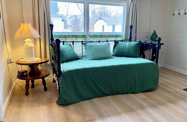 Surprisingly Sunny & Spacious 1 bedroom basement apt. w/King bed + 2 twin beds