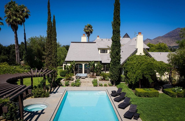 Surrounded by luxury & charm - on 5 acre citrus orchard - peaceful & private