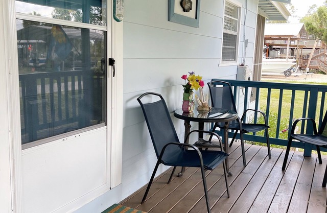 Suwannee at the Gulf, Free Trailer parking, Screen Patio, King and Queen bed +