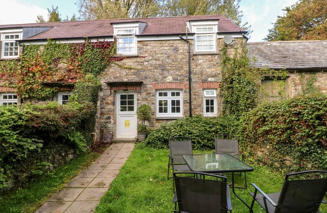 SWALLOWS COTTAGE, pet friendly, with a garden in Maenclochog