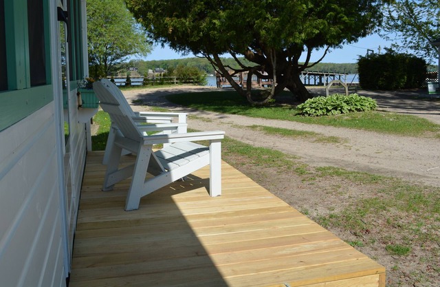 Swan on the Lake with Kayaks, lake frontage, fire pit and screened in porch