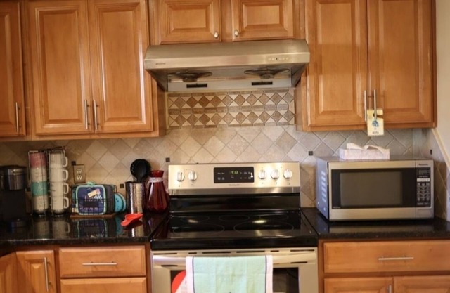 Sweet & Beautiful Spacious Town House - A home away from home