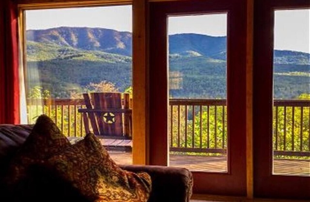 Sweet Home Tn Cozy 2-bedroom chalet with amazing mountain views in Gatlinburg