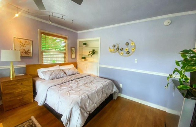 Sweet Home with Ample Parking Only 2mins to Freeway
