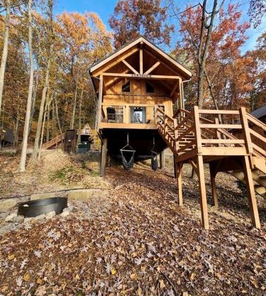 Sweet Tree Cabin with Grill Overlooking the Lake in Ohio