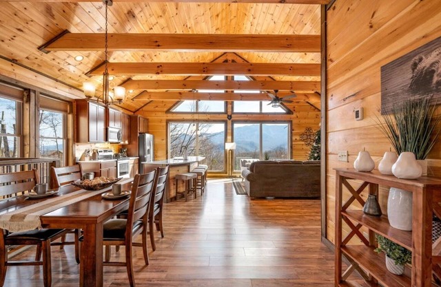 Sweetgum Lodge, Gatlinburg Chalet Village Mountain Views, Hot Tub & Game Room