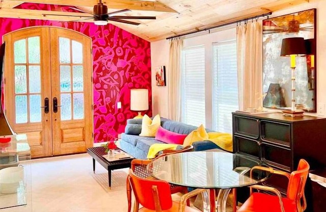 SweetSuiteCullman-couples retreat Cottage downtown blcks from warehouse district