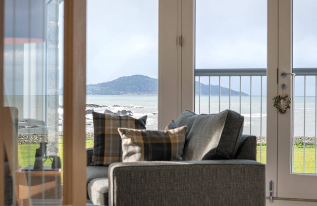 Swn Y Mor - Stunning Anglesey beachside holiday home