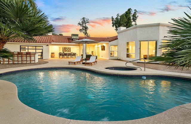 SWSS Palms Away - 8-BR/18 beds Sport Ct/Poo/ProPutingGreen/HotTub & 15% OFF 7+ Night Stays