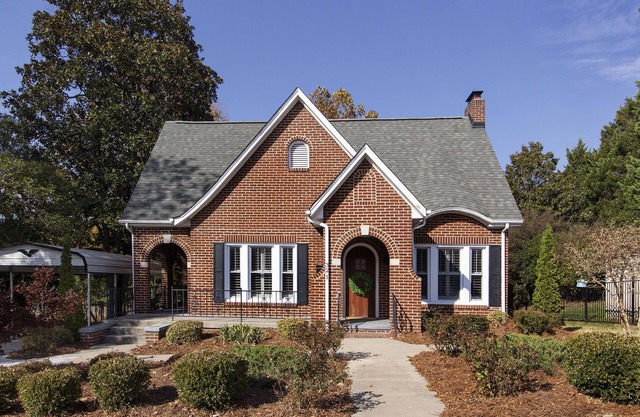 Sycamore House steps away from Downtown Lincolnton, 30 mins to South Mtn Park!