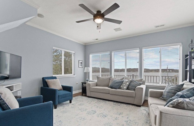 Sylvan lakefront; pet friendly; sleeps 8