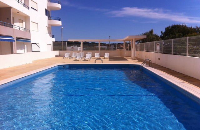 T1 with pool and parking, sea view and wi-fi, in front of the beach of Quarteir