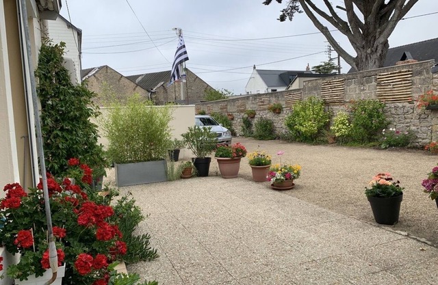 T3 apartment of 50 m2 with large courtyard, quiet close trade and beaches
