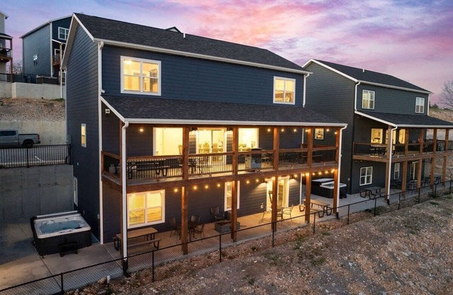 Table Rock Lake view! 10 Minutes to SDC! Hot Tub!