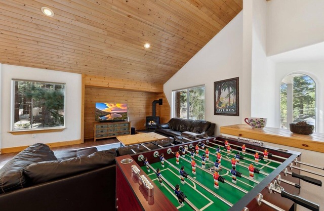 Tahoe Cabin: Near Heavenly, Hot Tub, Pool+Foosball Tables, 10 Beds, Walk-to-Hiking, Recent Updates