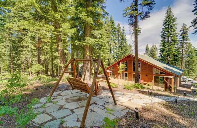 Tahoe Donner Mountain Cabin: Surrounded by Forest!